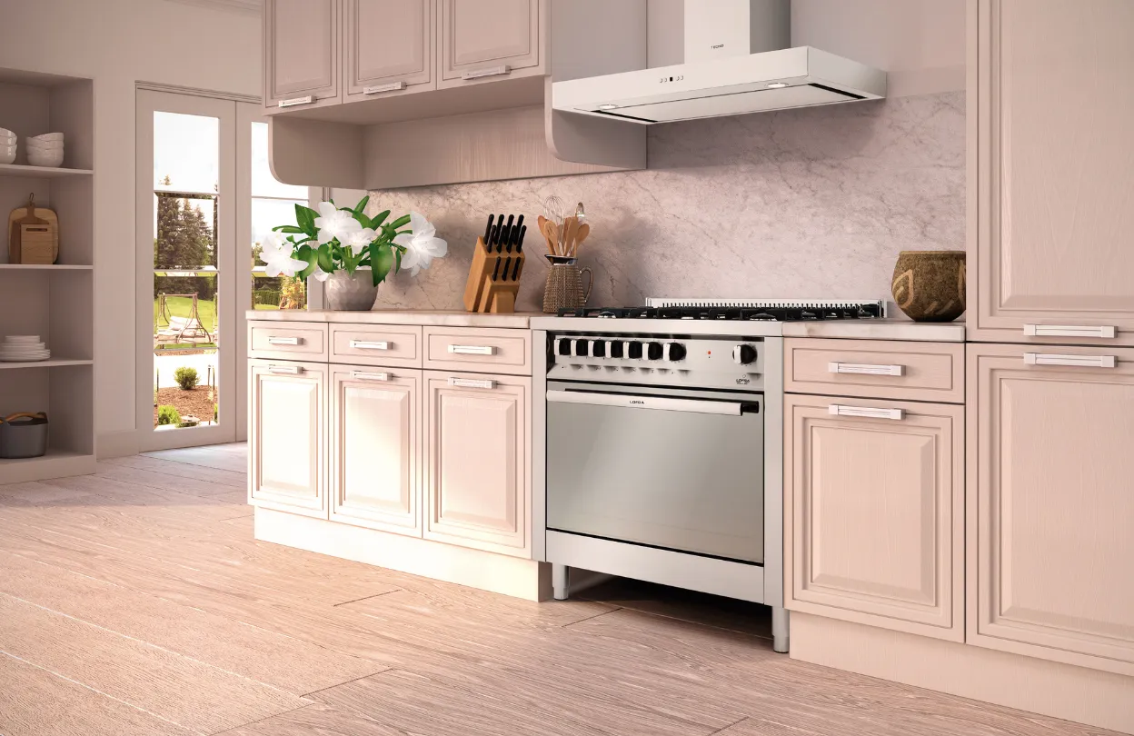 Cozinha clássica com fogão de piso em inox e coifa de parede