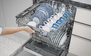 Lava louças de embutir com porta em inox escovado e puxador retangular em metal escovado TECNO Original TD14 EXDO