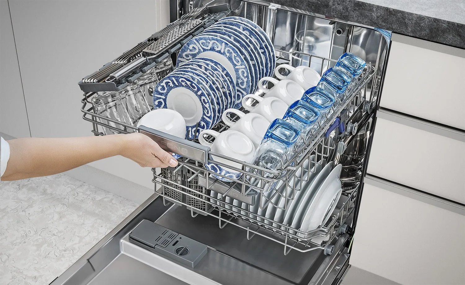 Lava louças de embutir com porta em inox escovado e puxador retangular em metal escovado TECNO Original TD14 EXDO