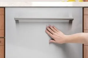 Lava louças de embutir com porta em inox escovado e puxador retangular em metal escovado TECNO Original TD14 EXDO