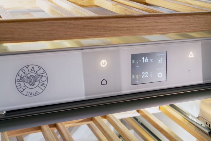adega_bertazzoni_painel_tft_touch_2_site_1_1_1 ADEGA BERTAZZONI MAS WC605BLX2T