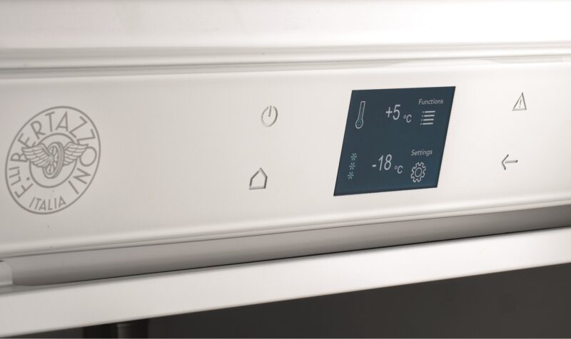 bertazzoni_painel_tft_close_site_9_1_3_1 Refrigerador Bertazzoni Professional REF755BBLXTT